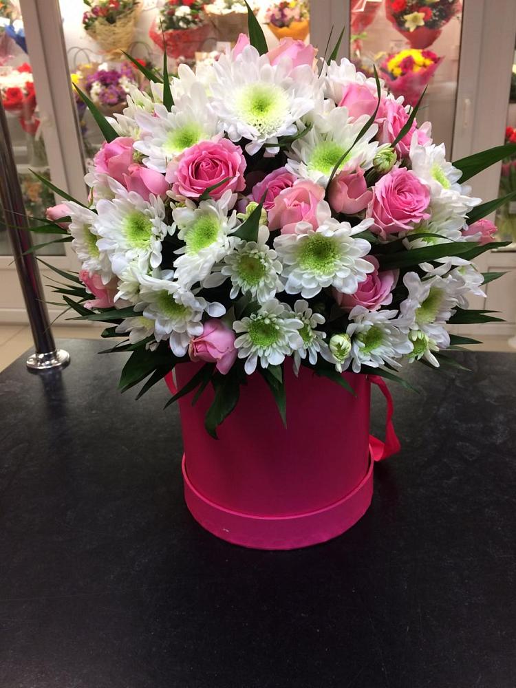 Цветочная композиция из Розы и Хризантемы в шляпной коробке в Каякенте