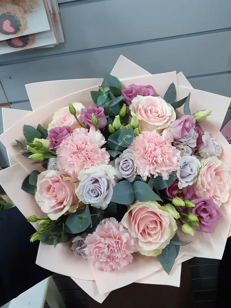 Букет цветов из: Розы, Гвоздики и Лизиантусы в Каякенте